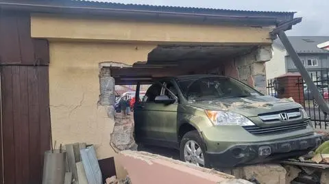 Samochód wyjechał z garażu przez ścianę. Potrącił dwóch mężczyzn, jeden z nich zmarł