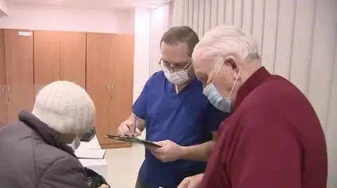 W niektórych placówkach trwa szczepienie trzecią dawką