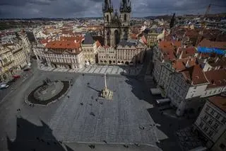 Krzyże namalowane na chodniku Rynku Staromiejskiego w Pradze