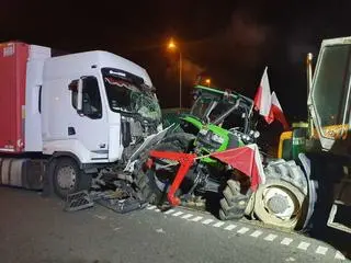 Ciężarówka wjechała w blokujące ciągniki