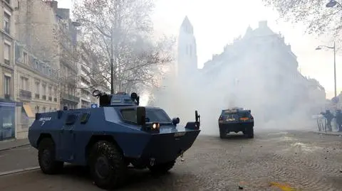 Protesty i starcia w Paryżu. Francuzi czekają na reakcję prezydenta Macrona