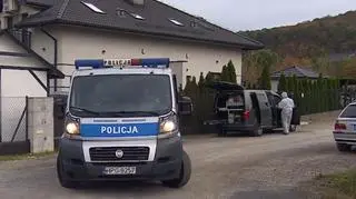 Budynki na jedną modłę, śnieżnobiałe, o dachach szarych, spadzistych