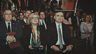 Za Zbigniewem Ziobrą siedzi dr Michał Sopiński, rektor-komendant uczelni, która ma kształcić funkcjonariuszy Służby Więziennej 