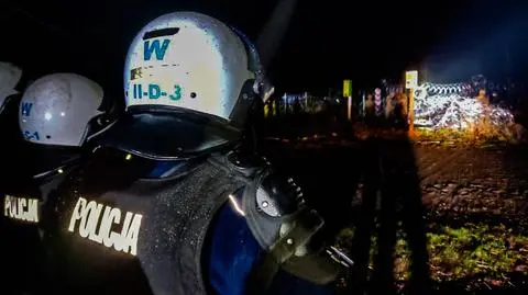 Polish Border Guard says Belarusian services break border fence to help migrants cross