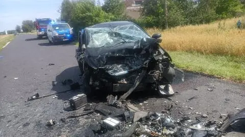 Niedźwiady. Czołowe zderzenie dwóch samochodów osobowych