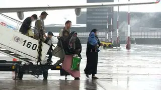 Afgańscy uchodźcy na lotnisku w Warszawie