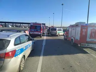 Dachowanie busa na S8, dwie osoby ranne