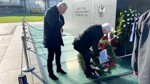 Jarosław Kaczyński zniszczył tabliczkę na wieńcu