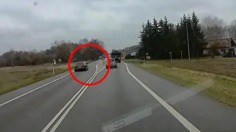Ignorował znaki, wyprzedzał na zakazie i ominął wysepkę z lewej strony. Nagranie