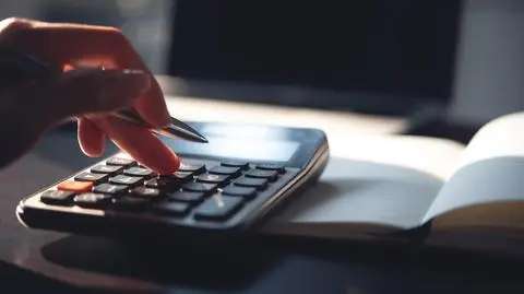 biuro praca kalkulator finanse shutterstock_2521118415