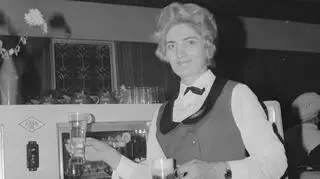 Barmanka w barze "Sezam" w Warszawie, 1967-1974
