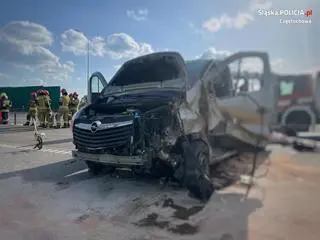 Bus dachował na A1, dwie osoby nie żyją