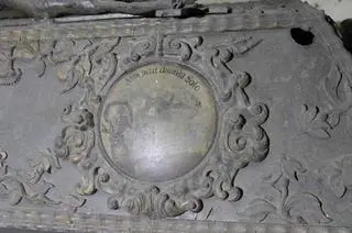 Malowany emblemat na fasecie wieka
