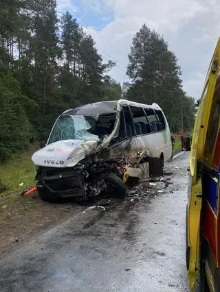 Wypadek autokaru i pojazdu ciężarowego