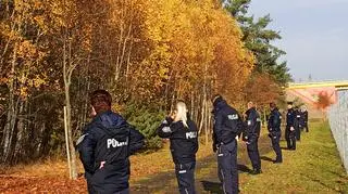 Kobiety poszukuje kilkudziesięciu funkcjonariuszy