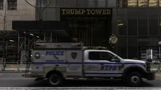 Pojazd policji przed Trump Tower w Nowym Jorku 