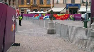 Strefa kibica podzielona. Od wtorkowego poranka mieszkańcy centrum Wrocławia bez większych przeszkód mogą znaleźć drogę do Sukiennic. Dodatkowe przejścia będą jednak dostępne tylko wtedy, gdy strefa jest nieczynna.