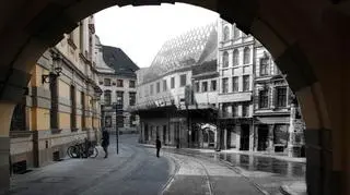 Brama cesarska - dziś i 111 lat temu