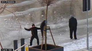 Niebezpieczna zabawa na lodzie