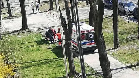82-latka zasłabła na ulicy, pomogli policjanci. "Brawo dla tych państwa"