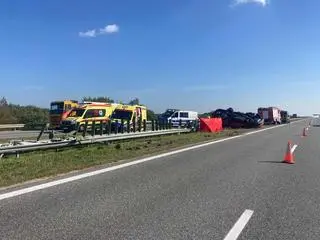 Dachowanie busa na A4, nie żyją dwie osoby