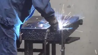 Pracownicy fabryki muszą trzymać się restrykcji