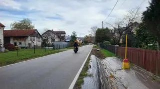 Przy drodze w Humniskach brakuje chodników i poboczy 