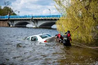 Samochód stoczył się do jeziora