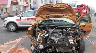 Osobówka zderzyła się z samochodem straży pożarnej