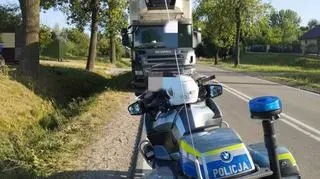 Ciężarówką chciał wyprzedzić rowerzystę, doszło do zderzenia. Jedna osoba nie żyje 
