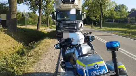 Ciężarówką chciał wyprzedzić rowerzystę, doszło do zderzenia. Jedna osoba nie żyje 