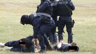 Dwójka "terrorystów" ostatecznie trafiła w ręce policji