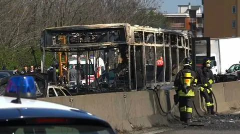 Porwał autobus z dziećmi i go podpalił. Dramatyczna akcja we Włoszech