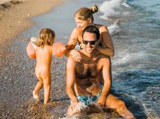 To opiekunowie zazwyczaj decydują, czy dziecko na plaży będzie ubrane, czy nie