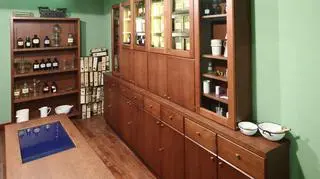 Sala wystawy odtworzonej wojennej Apteki pod Orłem
