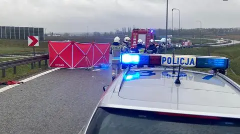 Bus uderzył w bariery na autostradzie, nie żyją dwie osoby
