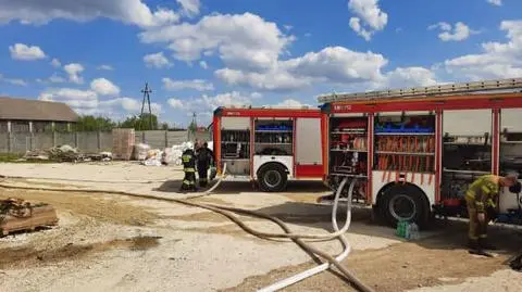 Palił się magazyn suszu do produkcji herbaty. Strażacy z ogniem walczyli ponad 20 godzin 