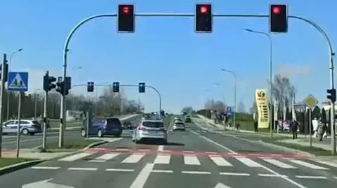 Czterolatek włożył nogę pod kosiarkę. W eskorcie do szpitala pomogli policjanci