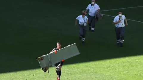 Polski bramkarz wyręczył służby i sam pobiegł po nosze dla ciężko kontuzjowanego kolegi