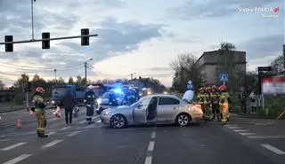 Wjechał na czerwonym na skrzyżowanie, zderzył się z busem