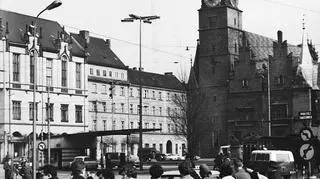 Wrocławianie czekający na taksówkę 