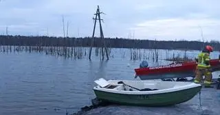 Nie żyje jeden z mężczyzn, który wpadł do zalewu po tym, jak przewróciła się łódka 