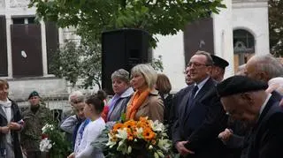Pod pomnikiem złożono kwiaty