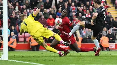 Emocje do końca w angielskim hicie. Lidera uratował bramkarz