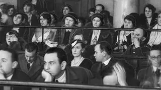 Grupa osób obecna na procesie