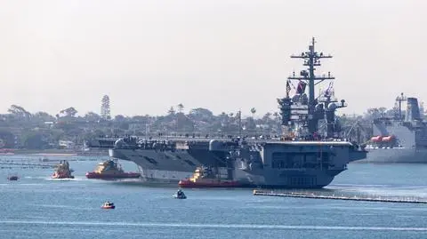 Wypadek na lotniskowcu w czasie "rutynowej operacji lotniczej". Ranni marynarze 