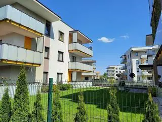 Na osiedlu przy ulicy Żubrów stoją bloku o trzech i o czterech kondygnacjach 