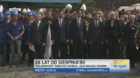 Andrzej Duda i Mateusz Morawiecki złożyli kwiaty przy bramie Stoczni Gdańskiej