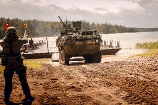 Amerykański kołowy transporter opancerzony Stryker z batalionu NATO w Polsce