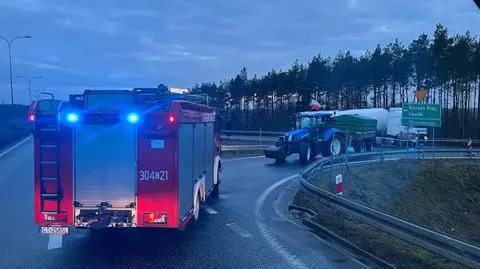 Najkrótszą drogę zablokowali protestujący. Strażacy apelują do rolników